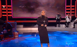 INTIMNE SCENE U OVOM SPOTU SU BILE STVARNE! Našoj pevačici muškarac dodirivao grudi, posle 20 godina se desila šokantna situacija! (VIDEO)