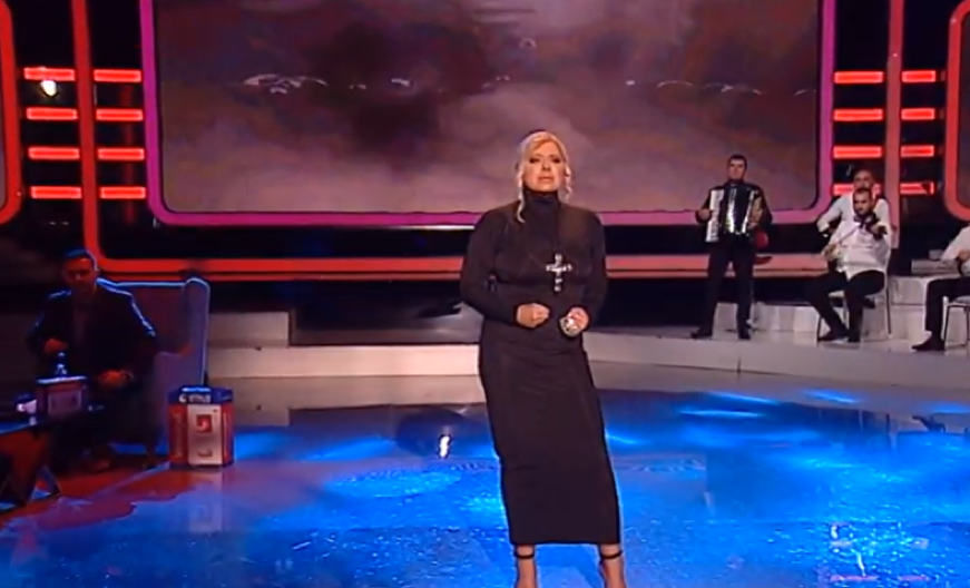 INTIMNE SCENE U OVOM SPOTU SU BILE STVARNE! Našoj pevačici muškarac dodirivao grudi, posle 20 godina se desila šokantna situacija! (VIDEO)