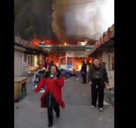 POŽAR GUTA PIJACU U KINI, LJUDI PANIČNO BEŽE! Ima mtvih, 15 povređeno! (VIDEO)