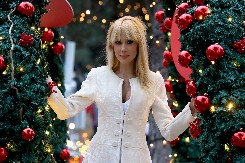 "BOŽIĆ NAS PODSEĆA DA BUDEMO DOBRI LJUDI" Glumica Iva Štrljić za Alo! o praznicima, odrastanju i lekcijama koje je naučila