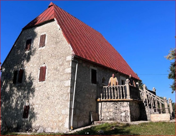 VODITELJ IMA OGROMNU KAMENU KUĆU! Nekretnina mami uzdahe, a niko ne veruje da pripada njemu (FOTO)