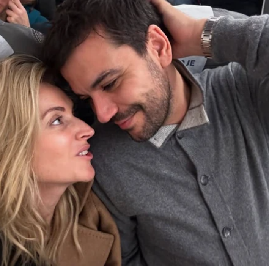 PRIČALO SE DA SE UDALA ZA KUMA, A SAD RAZMENJUJU NEŽNOSTI Anđelka Prpić se sa mužem ljubi nasred ulice (FOTO)