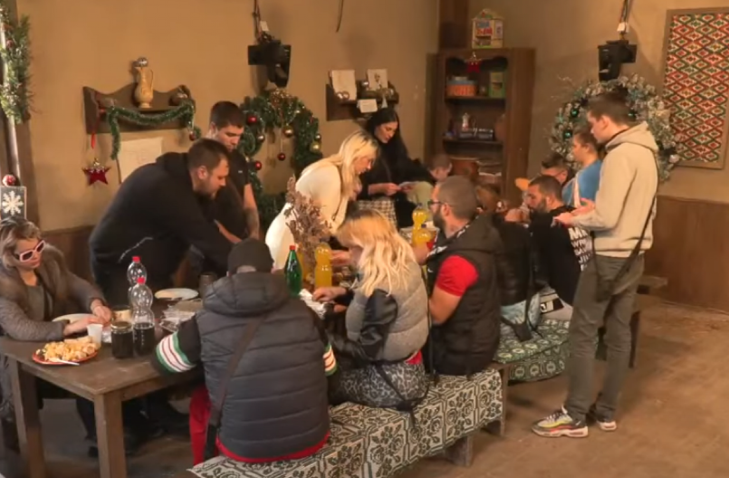 SUZE NA BADNJI DAN! Produkcija učesnici Farme uneli pismo od porodice, slomile je emocije zbog poruke sina