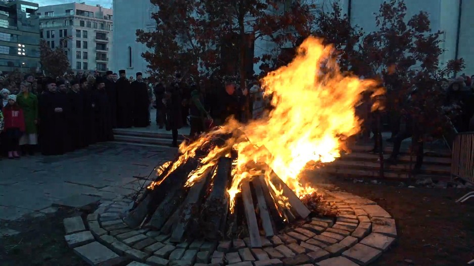 ZAŠTO JE VAŽNO SAČUVATI PEPEO OD BADNJAKA? Verovanja o njegovoj moći za zdravlje ukućana, tradicija koja traje