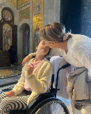 DAVALI SU JOJ MINIMALNE ŠANSE DA PREŽIVI Naša pevačica na Božić objavila fotografiju sa unukom, porukom rasplakala mnoge!