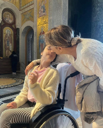 DAVALI SU JOJ MINIMALNE ŠANSE DA PREŽIVI Naša pevačica na Božić objavila fotografiju sa unukom, porukom rasplakala mnoge!