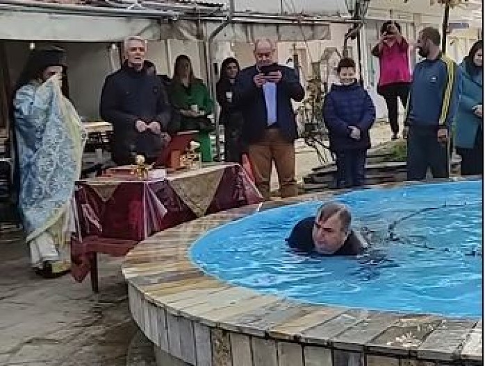 GRCI ZASENILI ČUVENE BUGARE KAD JE U PITANJU PLIVANJE ZA ČASNI KRST! Ovakvo nešto još nije viđeno! (VIDEO)
