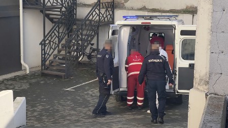 TAKSISTA DOVEZAO ŽENU DO GROBLJA, PA JE UDARIO AUTOMOBILOM Ona je od siline udarca pala i polomila butnu kost