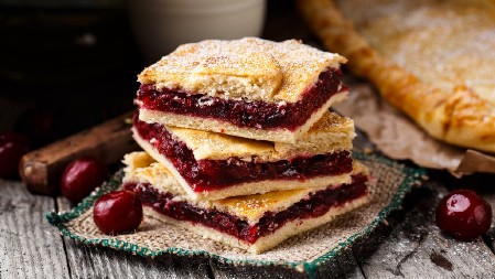 LENJA PITA SA VIŠNJAMA Sočni voćni desert za sva vremena i prilike