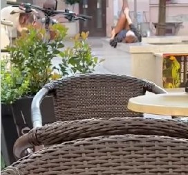 PROVOKATIVNA ŽENA UZNEMIRAVALA MUŠKARCE PO NOVOM SADU! Snimak srušio internet! (VIDEO)