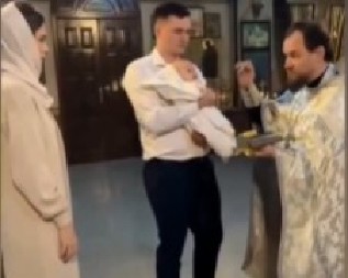 URNEBESAN VIDEO KRŠTENJA U SRBIJI ZAPALIO MREŽE Sveštenik rekao majci da otkrije grudi, ono što je usledilo šokiralo sve prisutne! (VIDEO)
