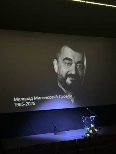 VODITELJKA RTS-A NEMA OD BOLA! Sva u crnom na komemoriaciji Milorada Milinkovića (VIDEO)