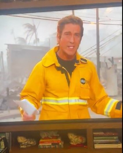 “FINA JAKNA, BRATE, ALI GRAD NAM GORI” Voditelj izveštavao sa požara, ali zbog jednog detalja, svi su se počeli smejati