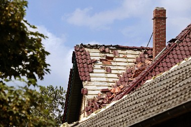 STIŽE OPASNO NEVREME IZ HRVATSKE Već je krenuo haos,  vetar u Gradiški odneo krov sa gradske većnice