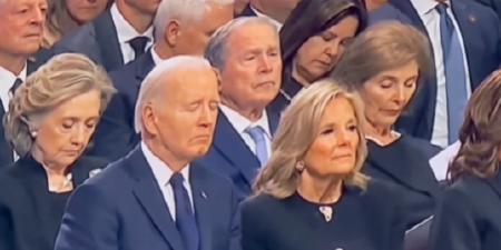 SAMO MALO DA ODMORI OKICE, BAJDEN ZAKUNTAO NA SAHRANI BIVŠEG LIDERA SAD! Neviđen blam američkog predsednika kruži mrežama! (VIDEO)