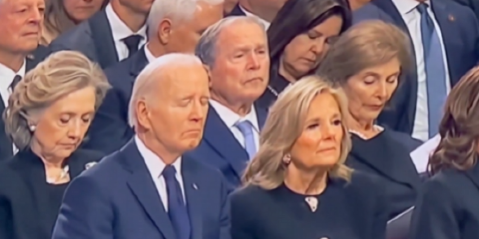 SAMO MALO DA ODMORI OKICE, BAJDEN ZAKUNTAO NA SAHRANI BIVŠEG LIDERA SAD! Neviđen blam američkog predsednika kruži mrežama! (VIDEO)