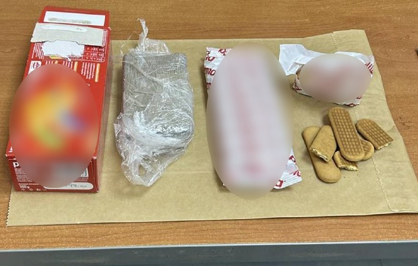 SRPSKI CARINICI OTVORILI KUTIJE KEKSA, KAD ONO UNUTRA... Ovo će stranca koji je to vozio da spakuje iza rešetaka (FOTO)