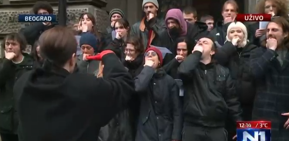 ŠTA RADE OVI? Đilasovci se grizu za pesnice, krive face, mlataraju... Nikome nije jasno šta rade (VIDEO)