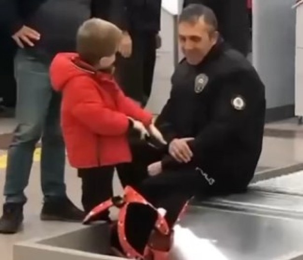 DRAMATIČNA SCENA NA AERODROMU Policija zaustavila i pretresla dečaka, nisu mogli da veruju šta nosi u rancu! (VIDEO)