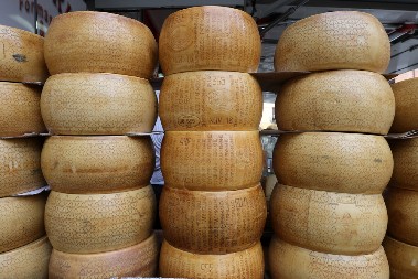 NESVAKIDAŠNJA HIPOTEKA Parmezan kao zalog za kredit, uskoro na redu pršuta i maslinovo ulje