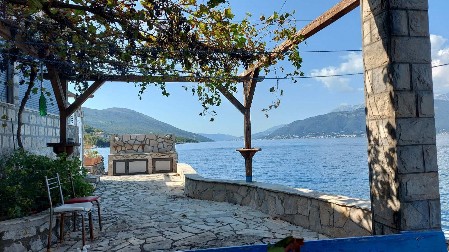 PEVAČICA MORA DA SE ISELI IZ KUĆE! Zbog luksuzne vile u Crnoj Gori ima ogromne probleme!