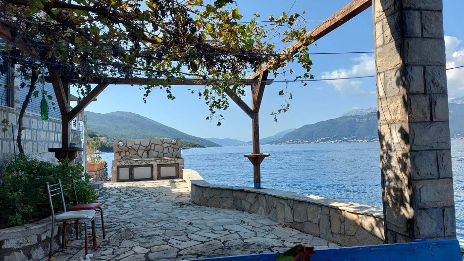 PEVAČICA MORA DA SE ISELI IZ KUĆE! Zbog luksuzne vile u Crnoj Gori ima ogromne probleme!