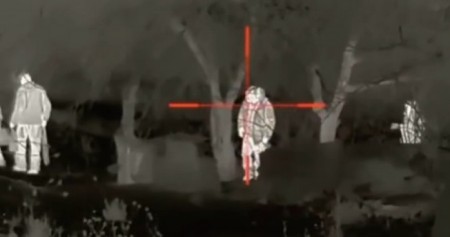 SNIMAK AKCIJE IZA NEPRIJATELJSKIH LINIJA Snajperista GUR-a eliminisao grupu vojnika kod Pokrovska (VIDEO)