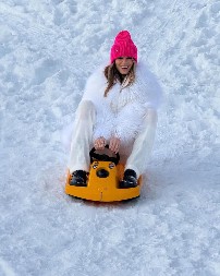 VATRA NA LEDU Zimski odmor vatrene Sicilijanke, u prvom planu dekolte na skijaškom odelu