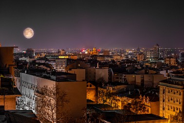 BEOGRAĐANI GLEDAJU U ČUDU, ŠTA SE TO DEŠAVA NA NEBU? Dele se snimci na društvenim mrežama (FOTO)