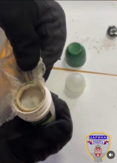 ISKUSTVO I VEŠTINA CARINIKA PRESUDNI Putnik pokušao da prokrijumčari marihuanu u dezodoransu