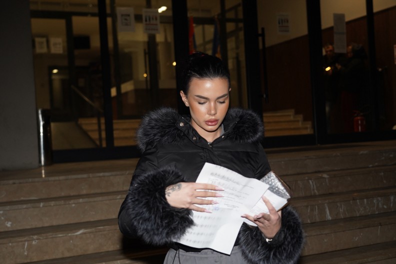 ANITA OTKRILA ŠTA SE NALAZI U TELEFONU KOJI JE ANĐELO POLOMIO Udarila na njegovu majku, pa progovorila i o aferama sa muškarcima! (VIDEO)