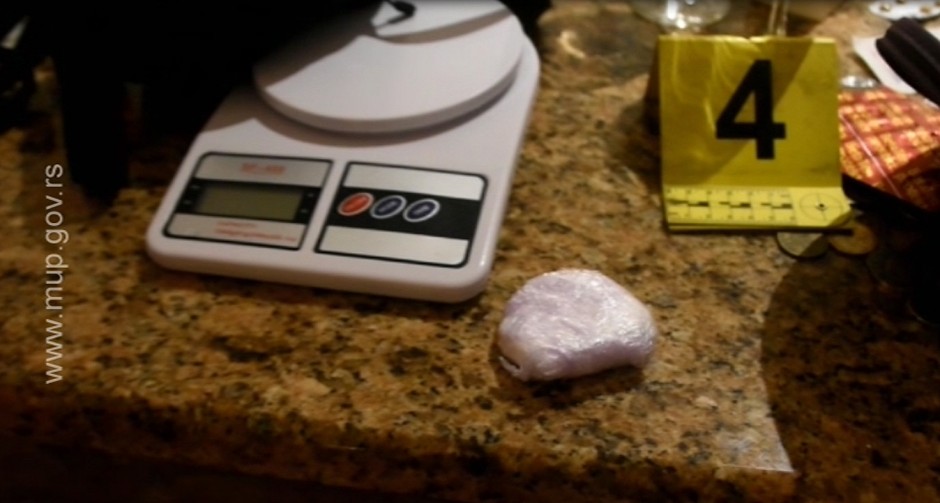 DEVOJKA DILOVALA DROGU Policija joj u torbi i stanu našla marihuanu i kokain