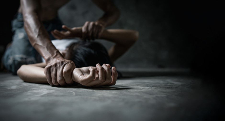 DEVOJKA OPTUŽILA 64 MUŠKARCA ZA SILOVANJE, 28 JE UHAPŠENO! Sve je počelo sa užasavajućim napadom i podelom snimka