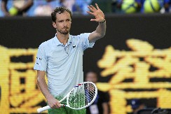 NERVOZNI MEDVEDEV SPREČIO SENZACIJU Rus besneo, razbio kameru, ali na kraju prošao u drugo kolo