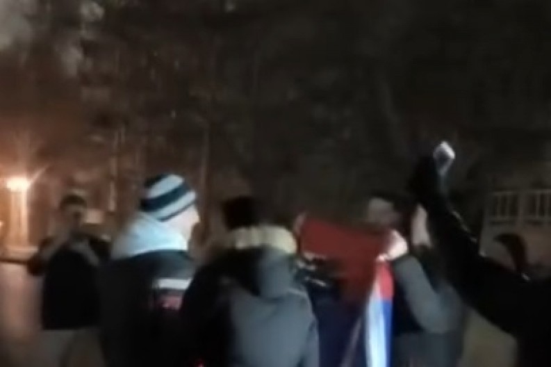 "SLOMI IM KAMERU!" Studenti napali novinare ispred FTN - čemu agresija i zabrana izveštavanja? (VIDEO)