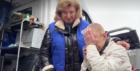 IZMUČENI, BLEDI I UPLAKANI Objavljen potresan snimak Rusa koji su vraćeni u razmeni zarobljenika (VIDEO)