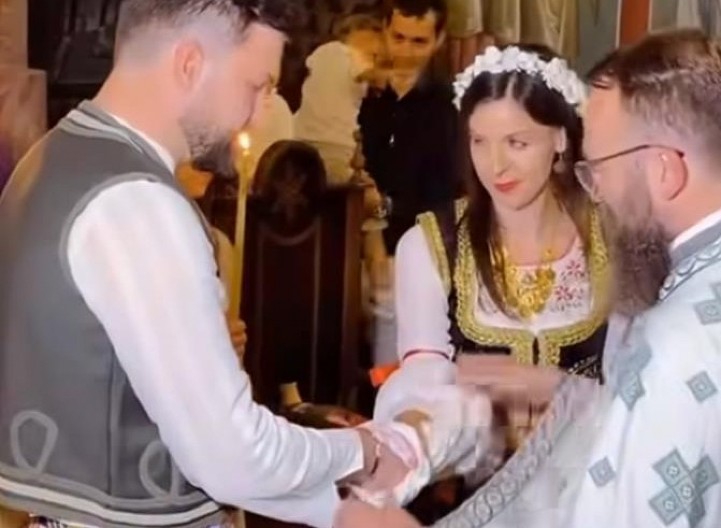 JA ĆU U CRKVI SRPSKU NOŠNJU PA NEK` DUŠMANI POCRKAJU Ljudima krenule suze od prizora s venčanja, evo zašto smo nebeski narod (VIDEO)