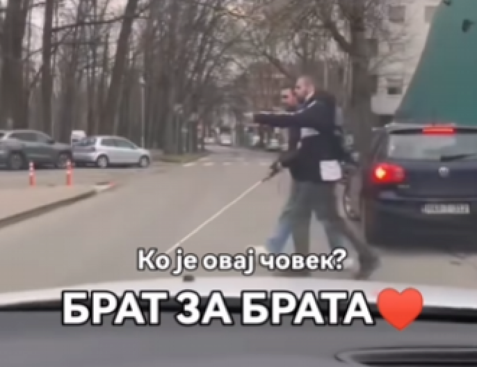 MLADIĆ NAIŠAO NA MOMKA SA ŠTAPOM, ZBOG NJEGOVE REAKCIJE ZANEMELA SRBIJA! Snimak preplavio društvene mreže, njegova sestra mu uputila JAKE reči! (VIDEO)