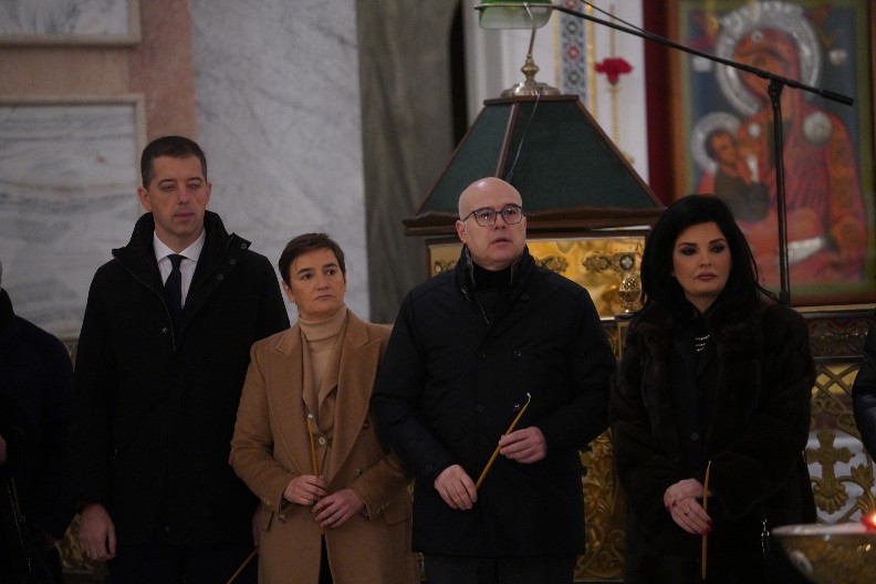 POMEN OLIVERU IVANOVIĆU ODRŽAN U HRAMU SVETOOG SAVE: Sedam godina od ubistva, prisutvovali Vučevi, Brnabić i Đurić (FOTO)