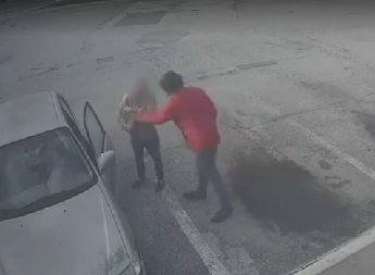 PLJAČKA ISPRED PRODAVNICE, KAMERE SVE SNIMILE Napadnuta penzionerka (83)