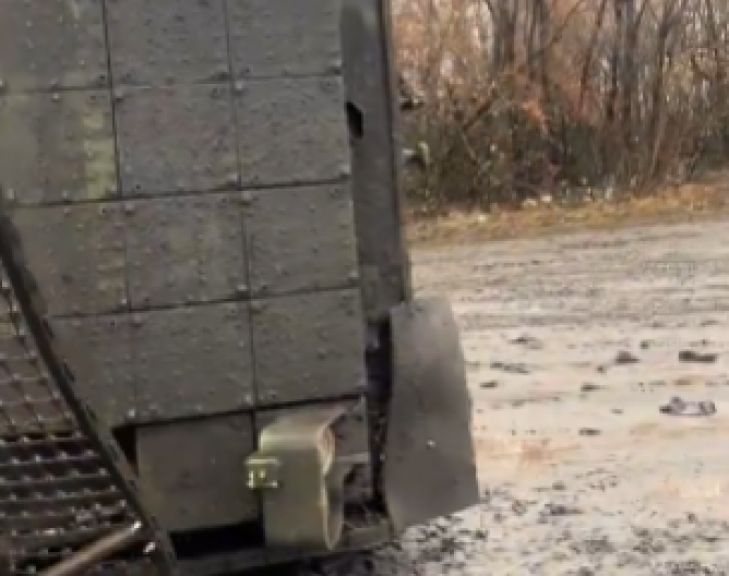 AMERIKANCI GA POSLALI DA ŽESTOKO BIJE, A SADA NEMOĆNO LEŽI NA RUSKOM TLU "Pogledajte, prave veliku grešku" (VIDEO)