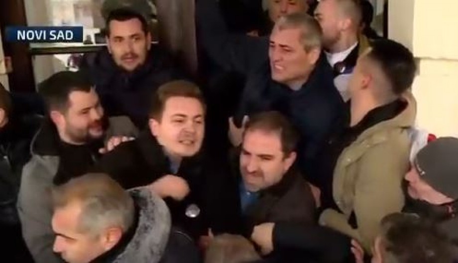 "MAJKU VAM J***M!" Bednici! Opozicija brutalno psuje i nasrće na policiju! (VIDEO)