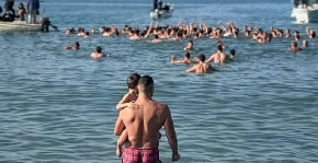 POZNATI CRNOGORAC POVEO BRATANCA NA PLIVANJE ZA ČASNI KRST! Objavio fotografiju, pa oduševio pratioce!