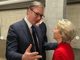 SRELI SE VUČIĆ I URSULA FON DER LAJEN Predsednik se javio iz Davosa, otkrio o čemu su kratko popričali