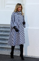 "KRALJICA KAPUTA" POKAZALA KAKO SVAKA ŽENA MOŽE DA VIZUELNO IZDUŽI FIGURU 10 vanvremenskih kaputa Melanije Tramp, na crni posebno obratite pažnju