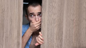 UPOTREBIO "NAJSTARIJU DETEKTIVSKU METODU" DA SPASE BRAK Kada je čuo uzdahe, odmah poleteo da sve snimi, ali ono što je zatekao ga je paralisalo