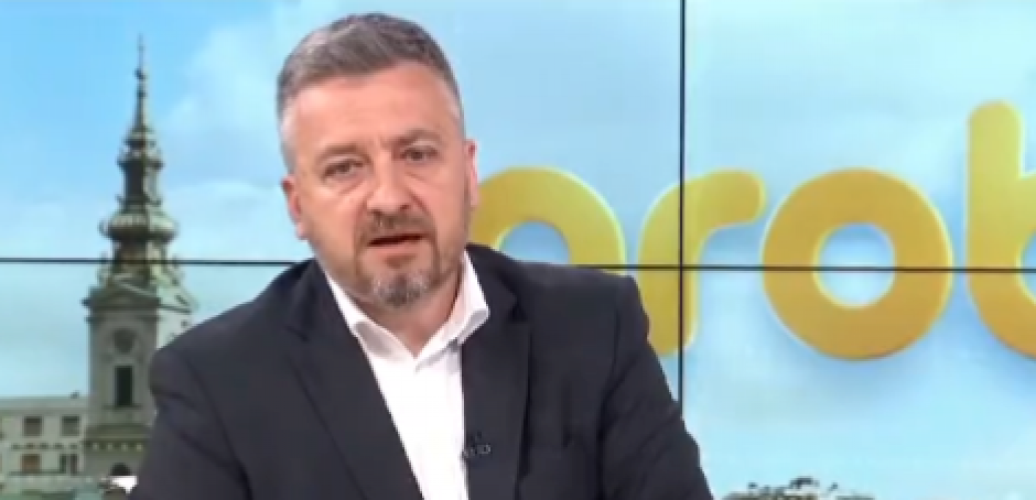 ŠOLAKOV POTRČKO NEKOME DRŽI PREDAVANJE I PRETI: "Svi ti ljudi sa RTS-a misle da će sutra "imati taj posao"?