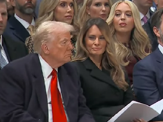 ISPOD SVETLOSTI KATEDRALE, LJUBAV I DALJE SIJA Ovako su se Melanija i Tramp ponašali tokom molitve (FOTO)