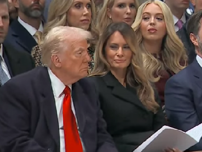 ISPOD SVETLOSTI KATEDRALE, LJUBAV I DALJE SIJA Ovako su se Melanija i Tramp ponašali tokom molitve (FOTO)