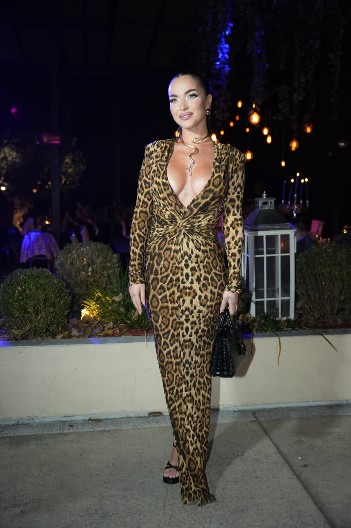 TEODORU DŽEHVEROVIĆ FANOVI PROVALILI DA JE RADILA UVEĆANJE ZADNJICE! Oglasila se iz Dubaija u nikad izazovnijem izdanju! (FOTO)